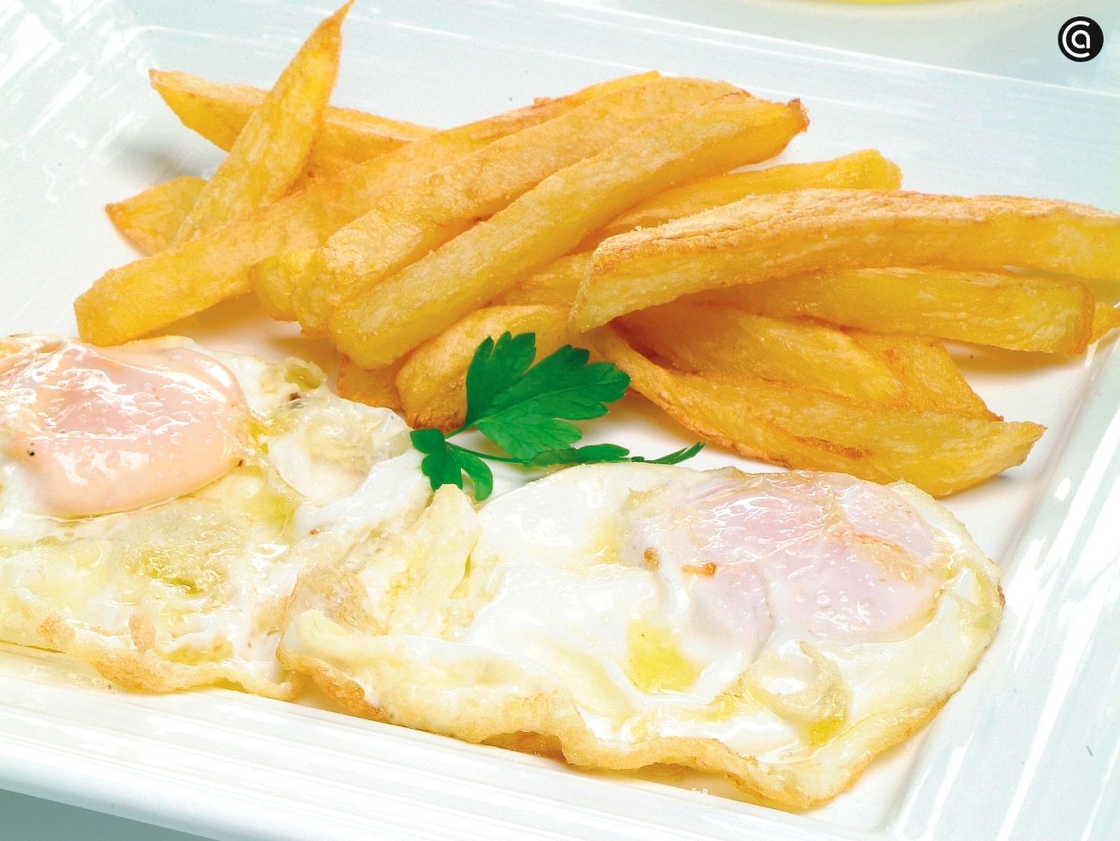 Aprende a preparar unos huevos fritos con patatas fritas perfectos con Karlos Arguiñano