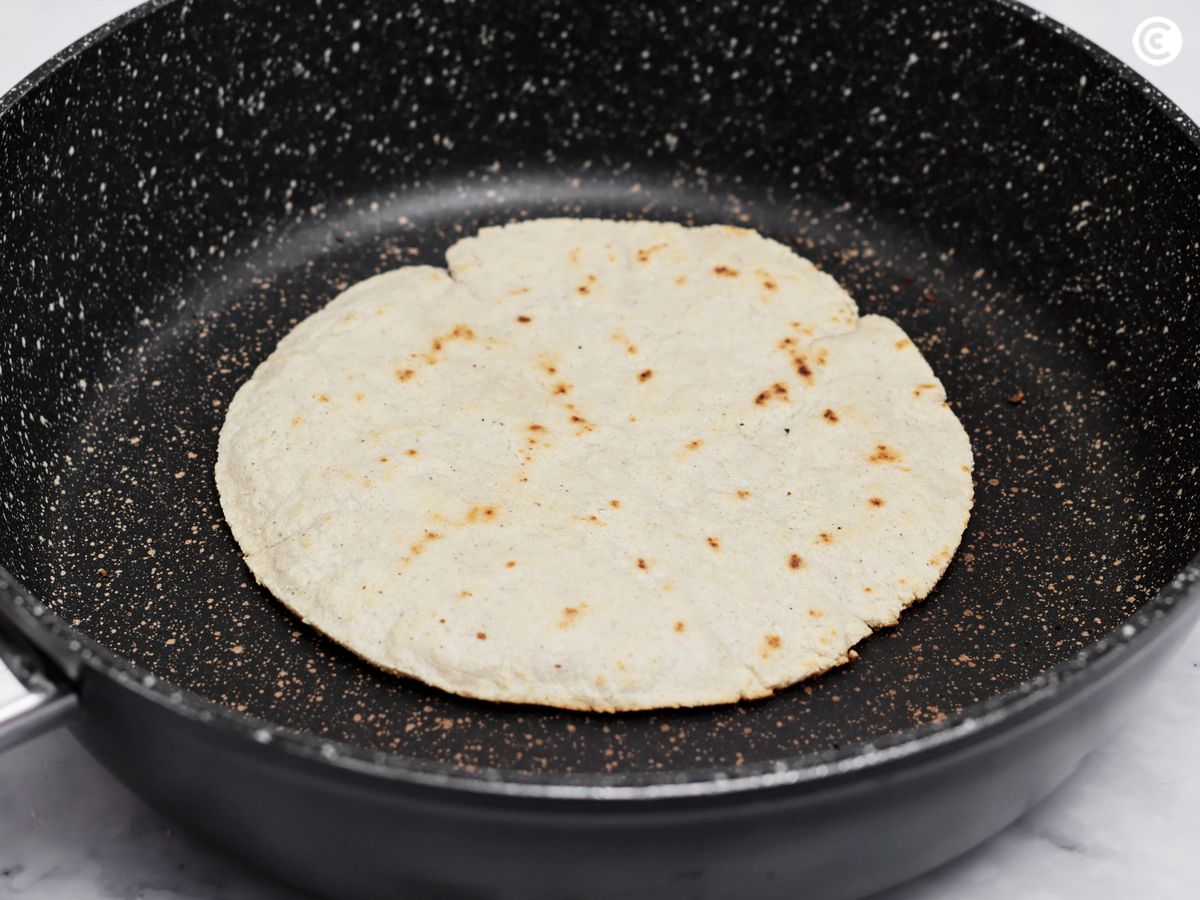 Fríe las tortillas por ambos lados