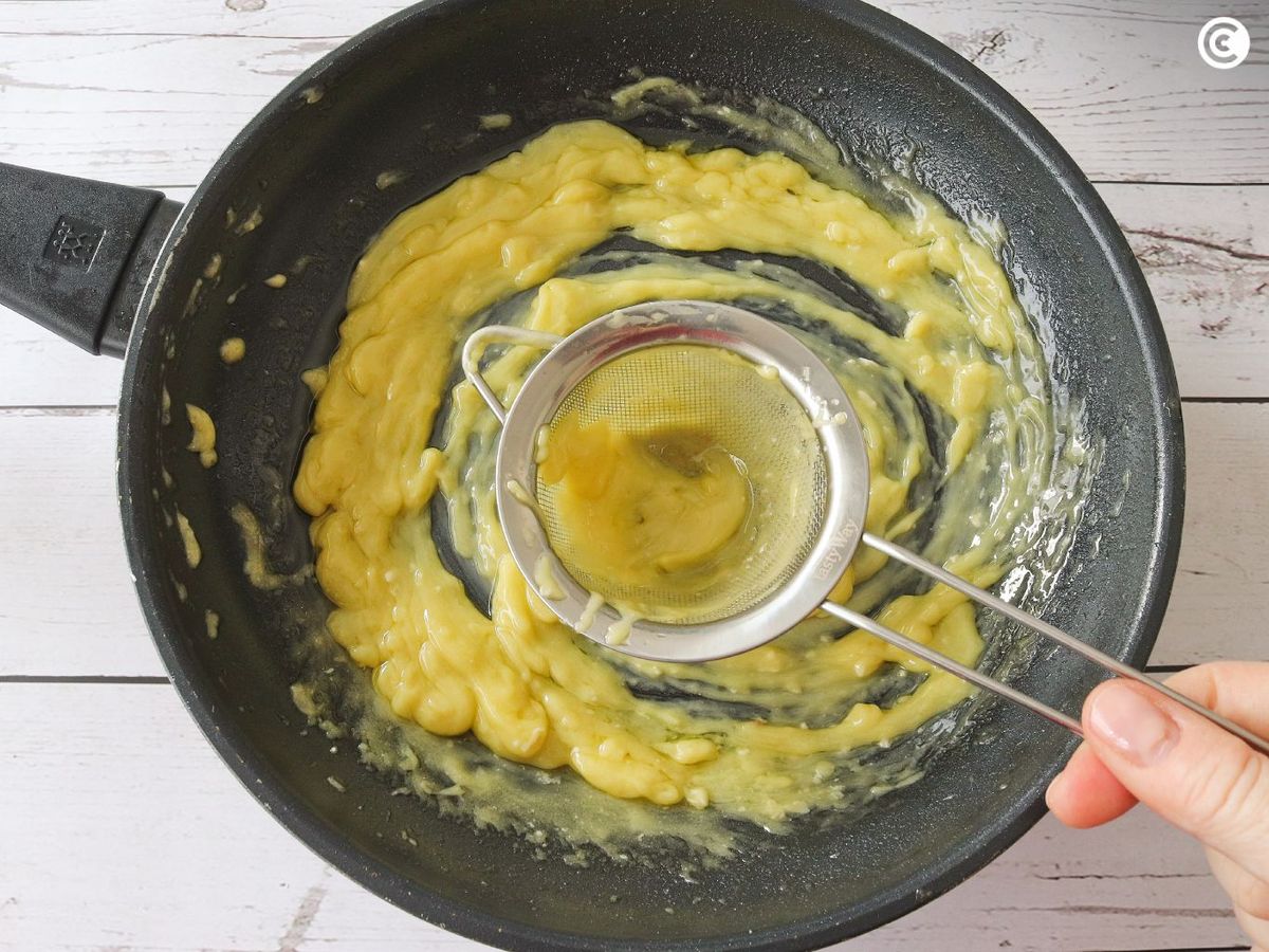 Ligar la salsa pil pil para las cocochas de bacalao