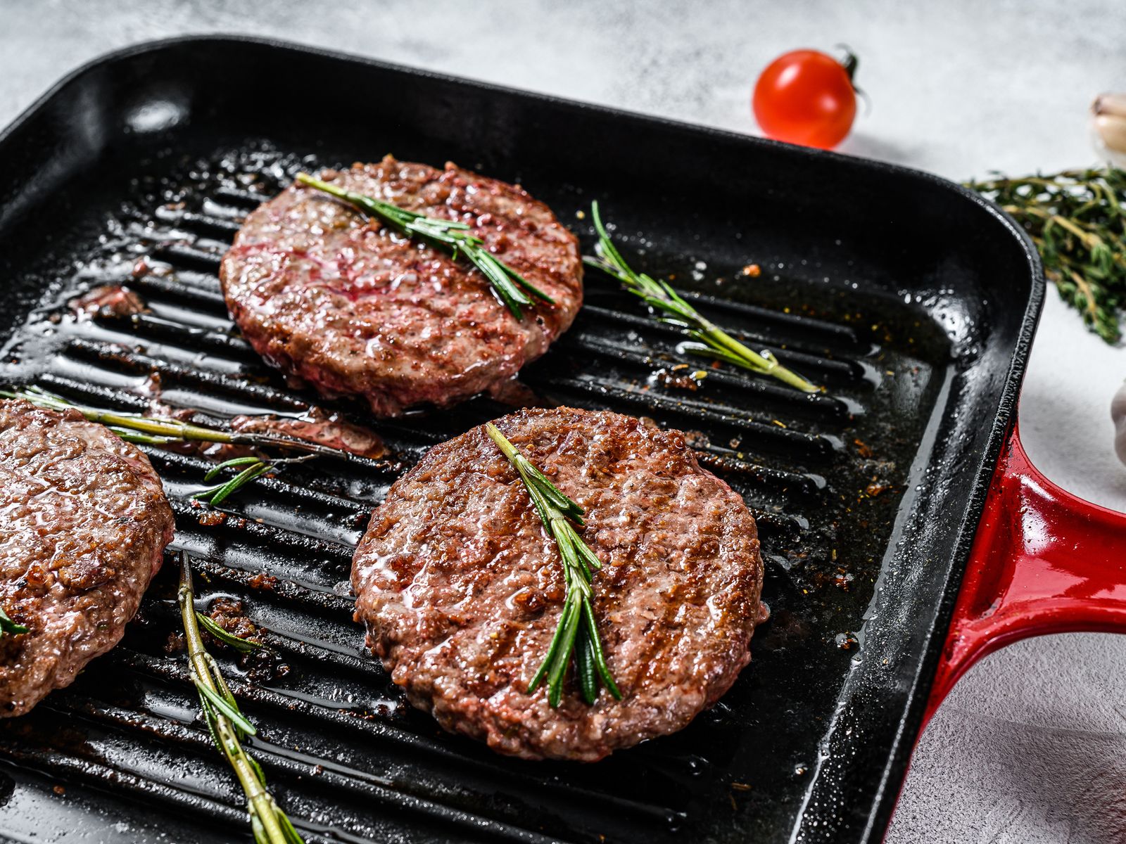 Cocinar la hamburguesa en una sartén de hierro garantiza un sellado uniforme y ese dorado que concentra todo el sabor. Cocinar la hamburguesa en una sartén de hierro garantiza un sellado uniforme y ese dorado que concentra todo el sabor.