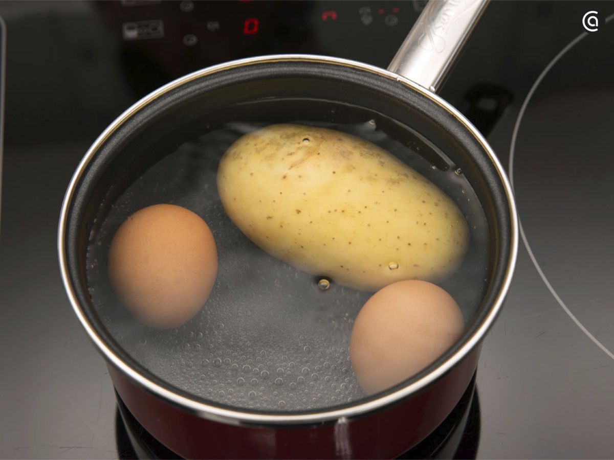 Cuece los huevos y las patatas