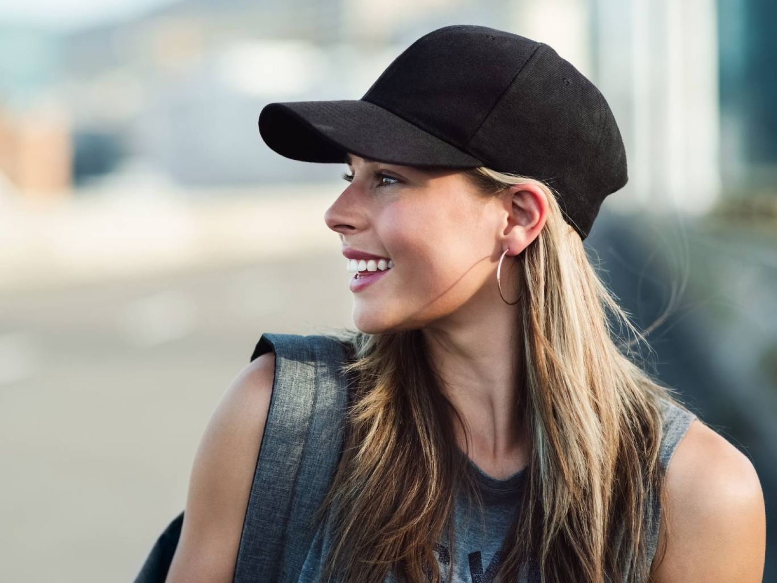 Muchas personas llevan gorra todos los días porque no están a gusto con su pelo. Muchas personas llevan gorra todos los días porque no están a gusto con su pelo.