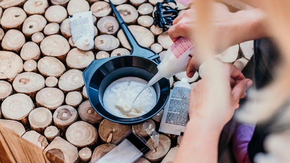 como eliminar las manchas de tinte en la piel cara