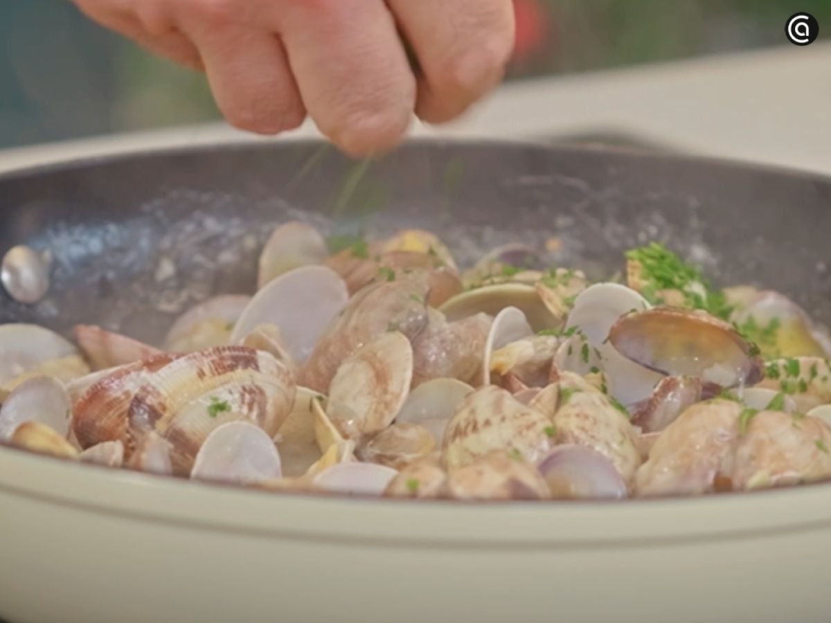 Un poco de perejil fresco picado realza el aroma y el color de la salsa.