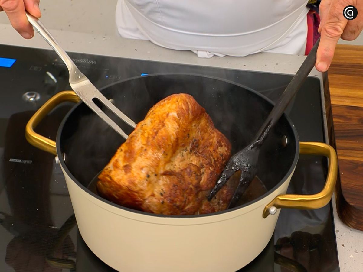 Fríe el lomo en la tartera hasta que esté dorado y jugoso por dentro