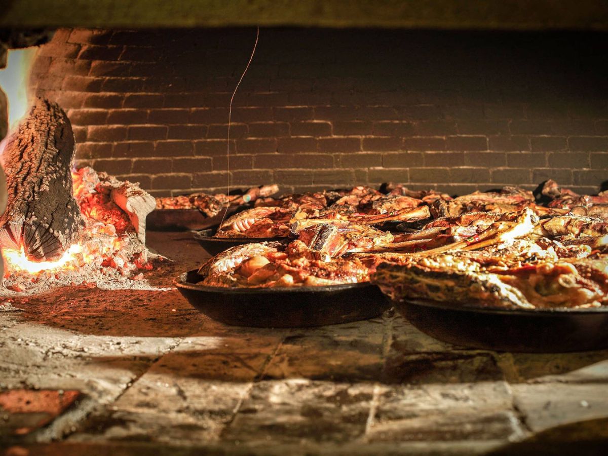 El fuego, la cazuela de barro y el tiempo: los tres secretos del auténtico lechazo asado castellano.
