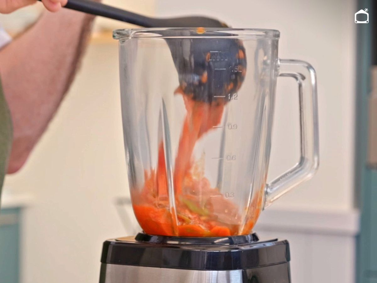 Triturar la sala de tomate para acompañar el atún