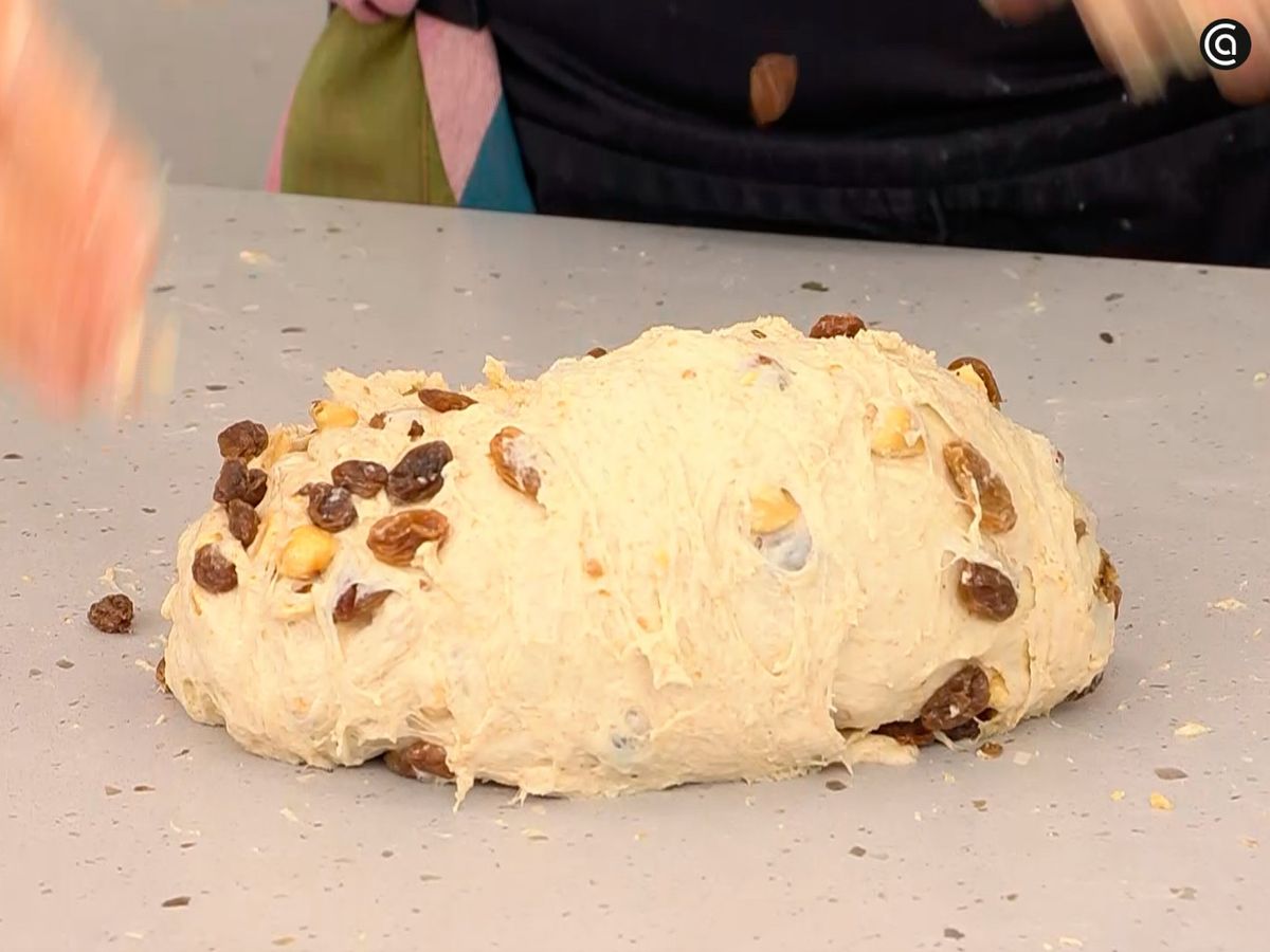 Agrega a la masa las pasas y las avellanas