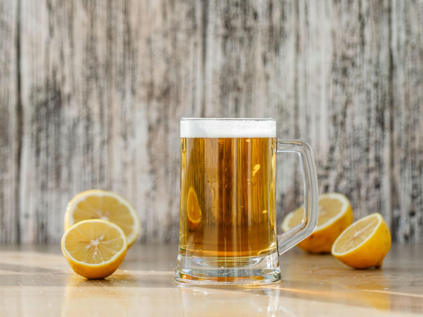 No todas las cervezas con limón llevan zumo natural. Algunas solo incluyen aromas, según advierte la OCU. No todas las cervezas con limón llevan zumo natural. Algunas solo incluyen aromas, según advierte la OCU.