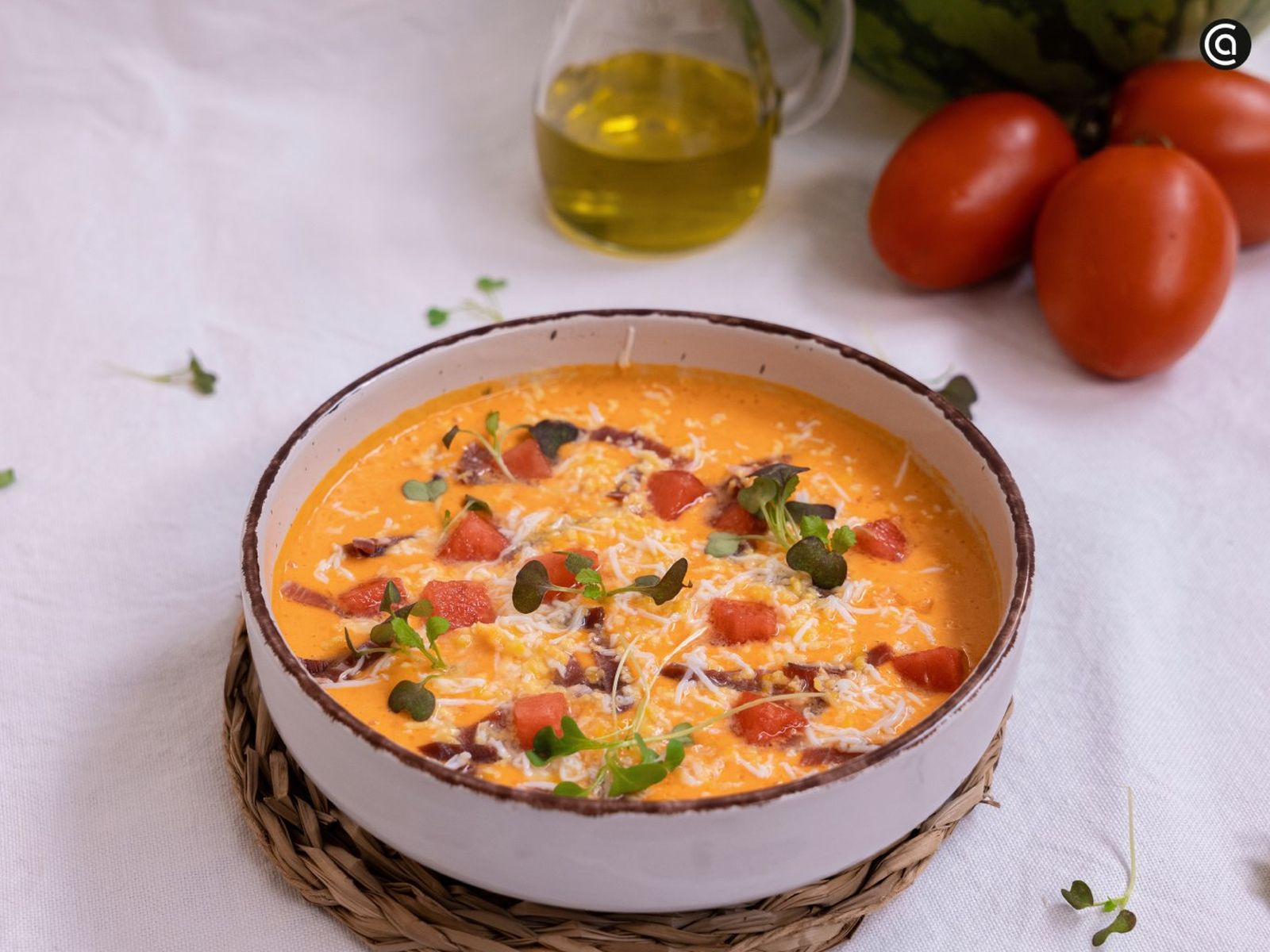 Decora con unas virutas de jamón, huevo cocido rallado, trocitos de sandía y brotes de mostaza Salmorejo de sandía - paso 3