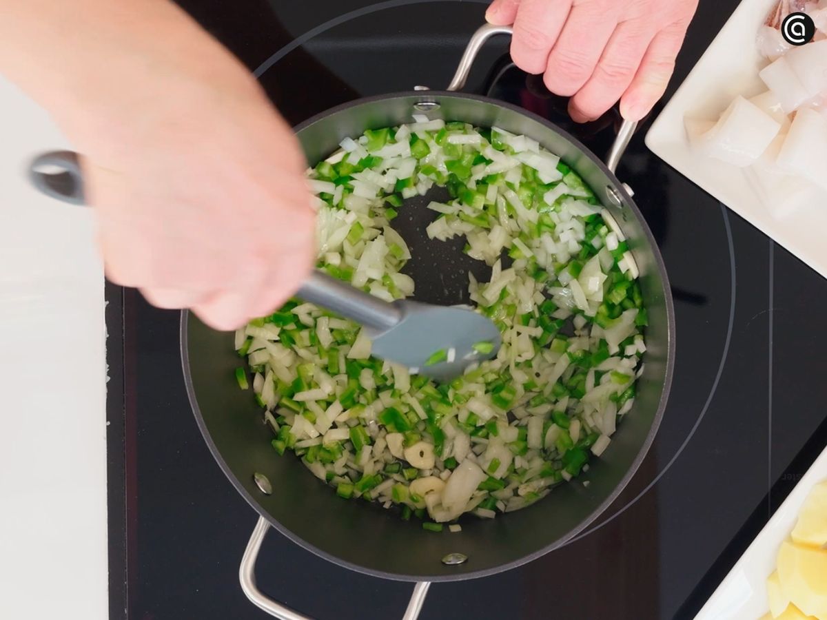 Calamares guisados con patatas - paso 1