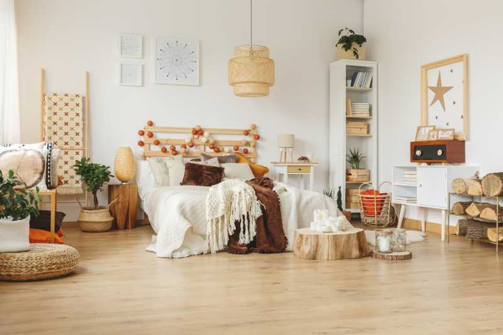 Dormitorio en tonos terrosos con decoración craftcore. Dormitorio en tonos terrosos con decoración craftcore.