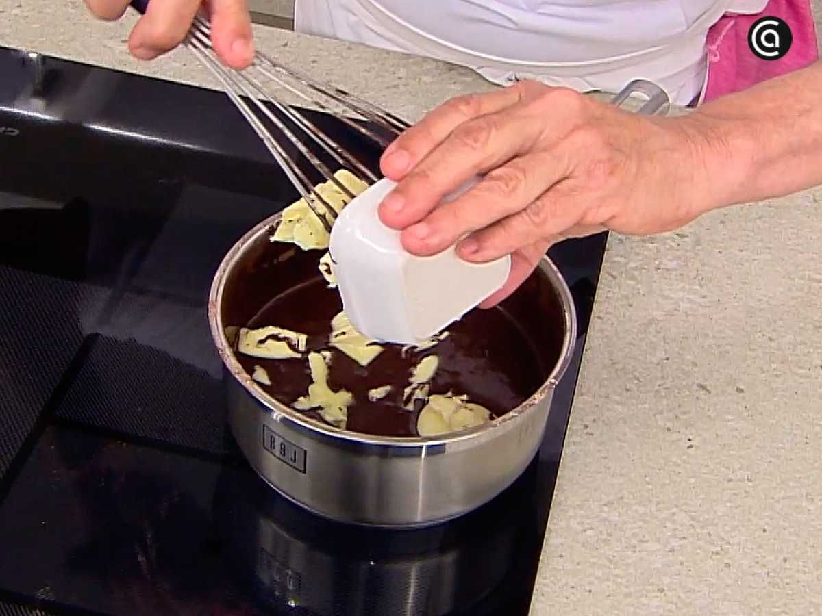 Añade la mantequilla al cacao