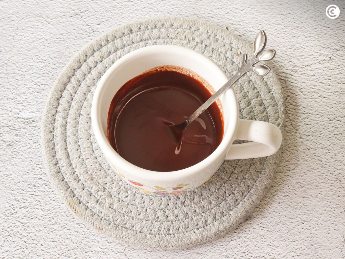 Chocolate fundido para el brownie a la taza