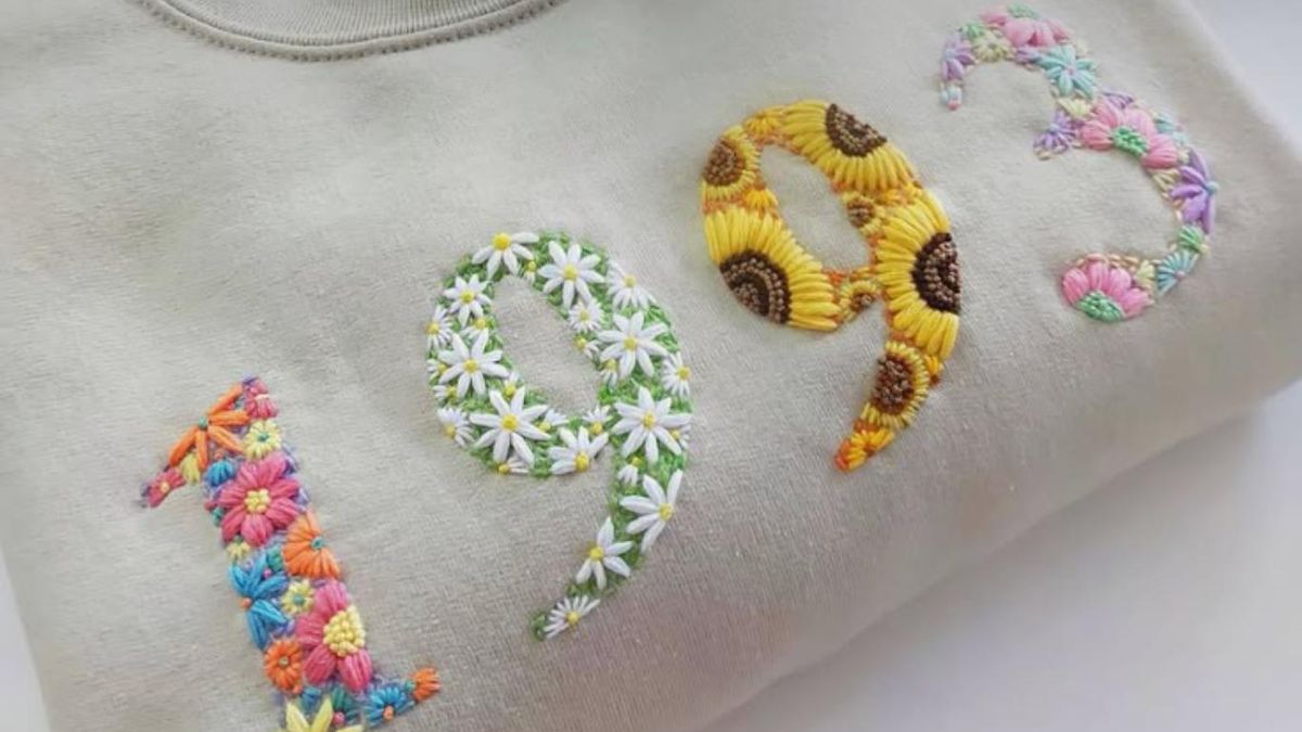 Sudadera con la fecha 1993 con bordado floral.