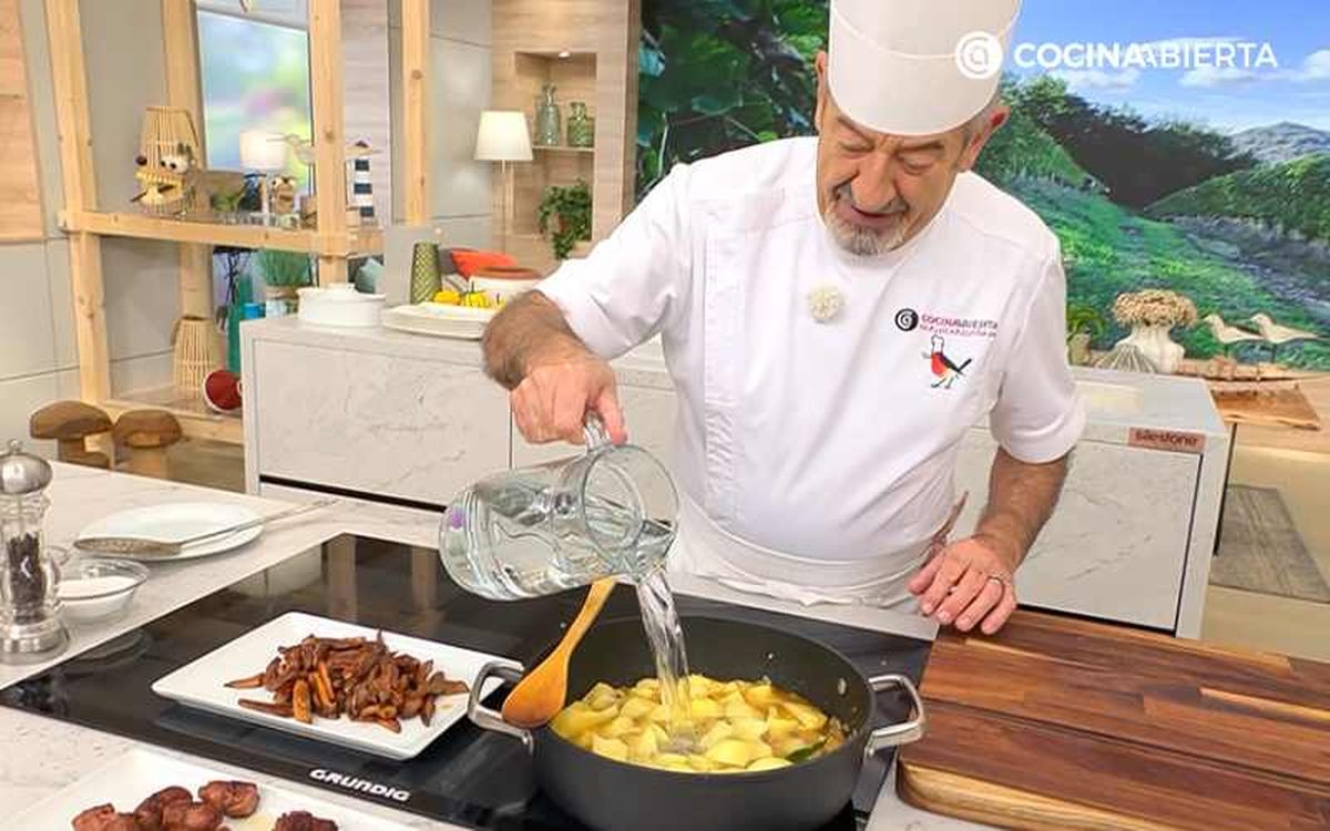 Karlos Arguiñano cubre el guiso con agua