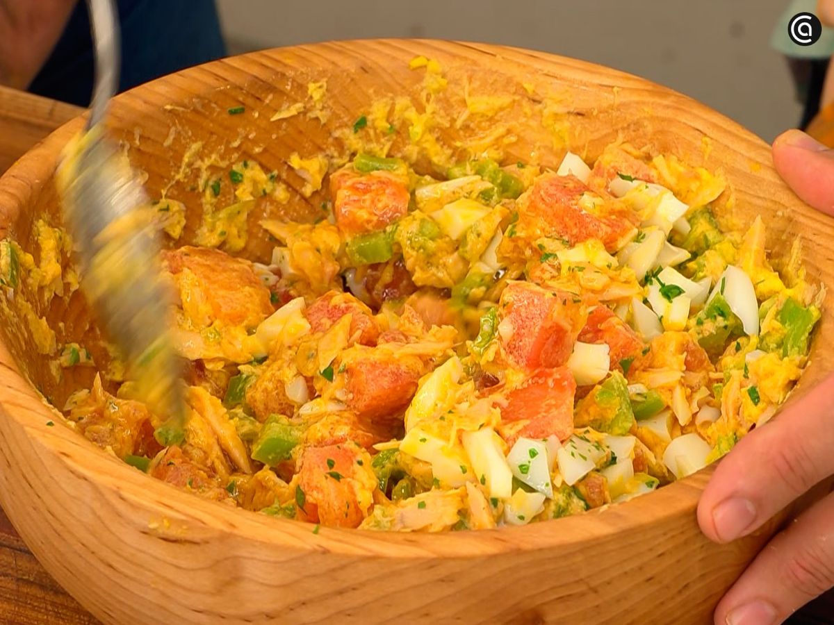 Añade el resto de ingredientes y mezcla la pipirrana