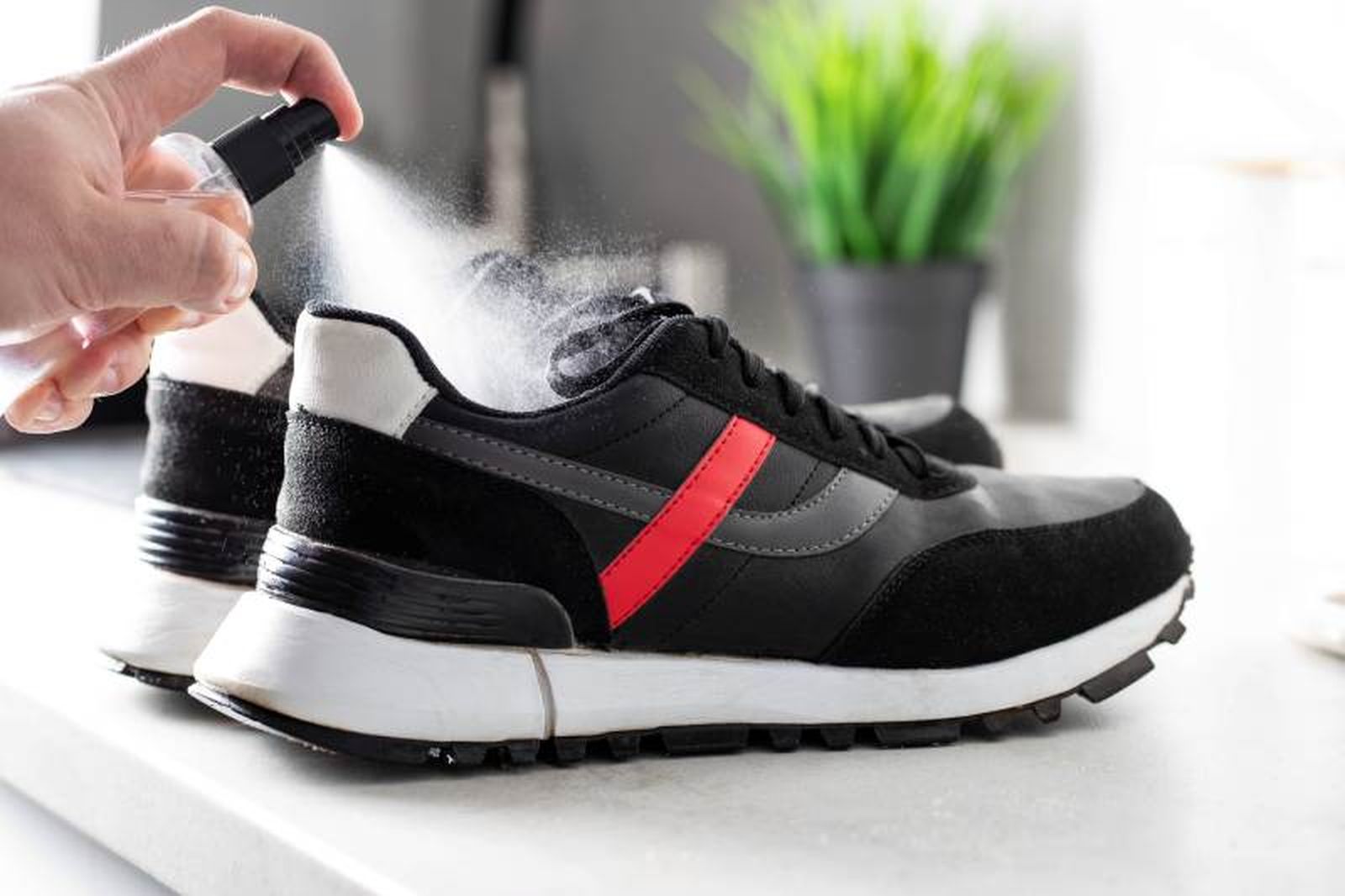 Un buen desodorante para zapatos y zapatillas es clave para controlar el mal olor Un buen desodorante para zapatos y zapatillas es clave para controlar el mal olor