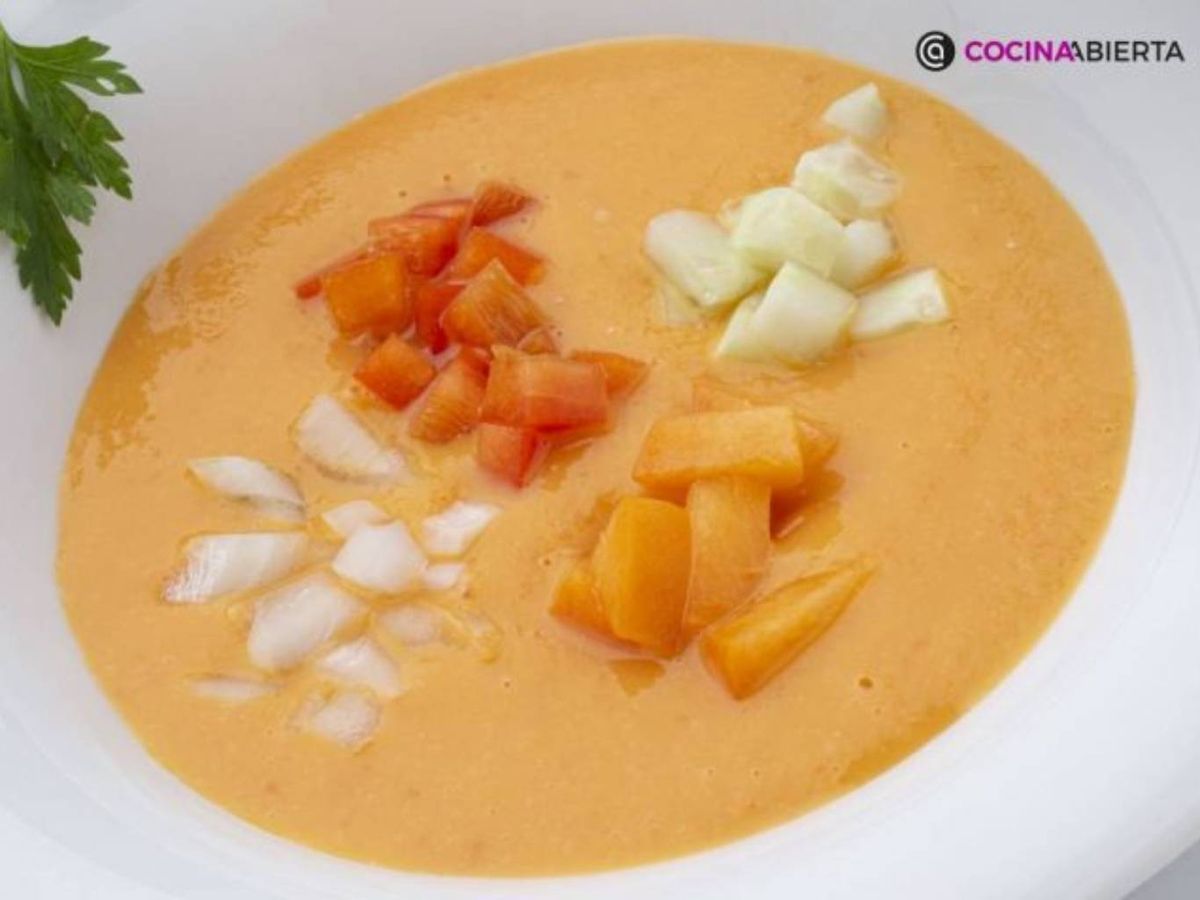 Este gazpacho de albaricoques combina fruta y hortalizas en una sopa fría de sabor suave.