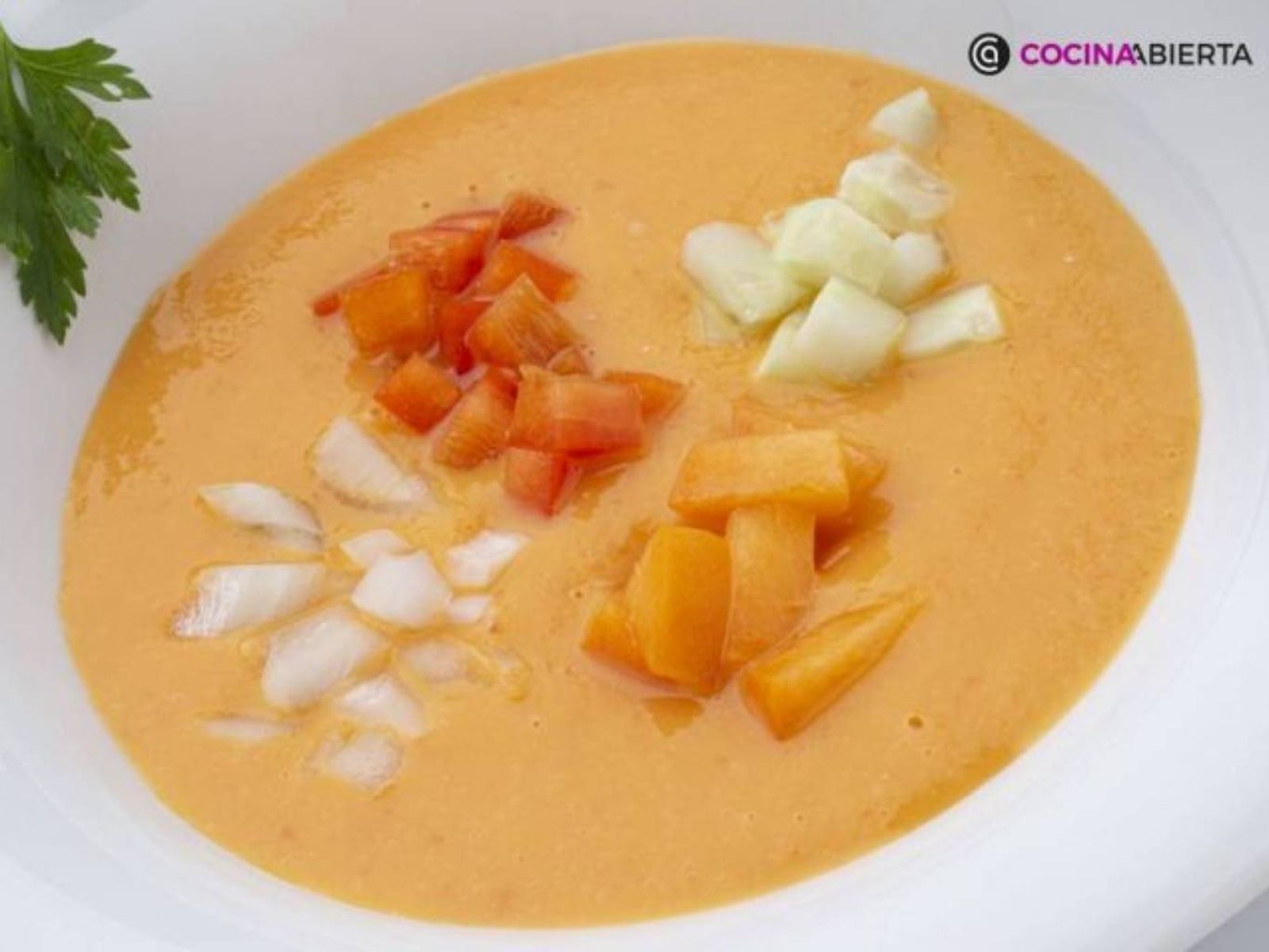Este gazpacho de albaricoques combina fruta y hortalizas en una sopa fría de sabor suave. Este gazpacho de albaricoques combina fruta y hortalizas en una sopa fría de sabor suave.