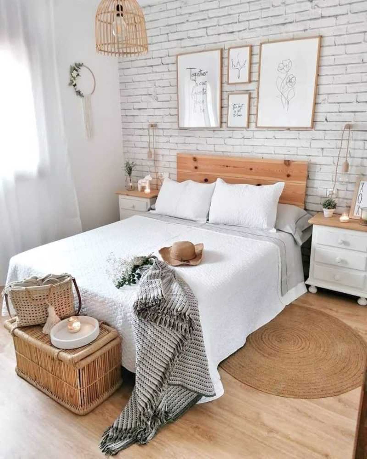 Dormitorio acogedor y organizado.