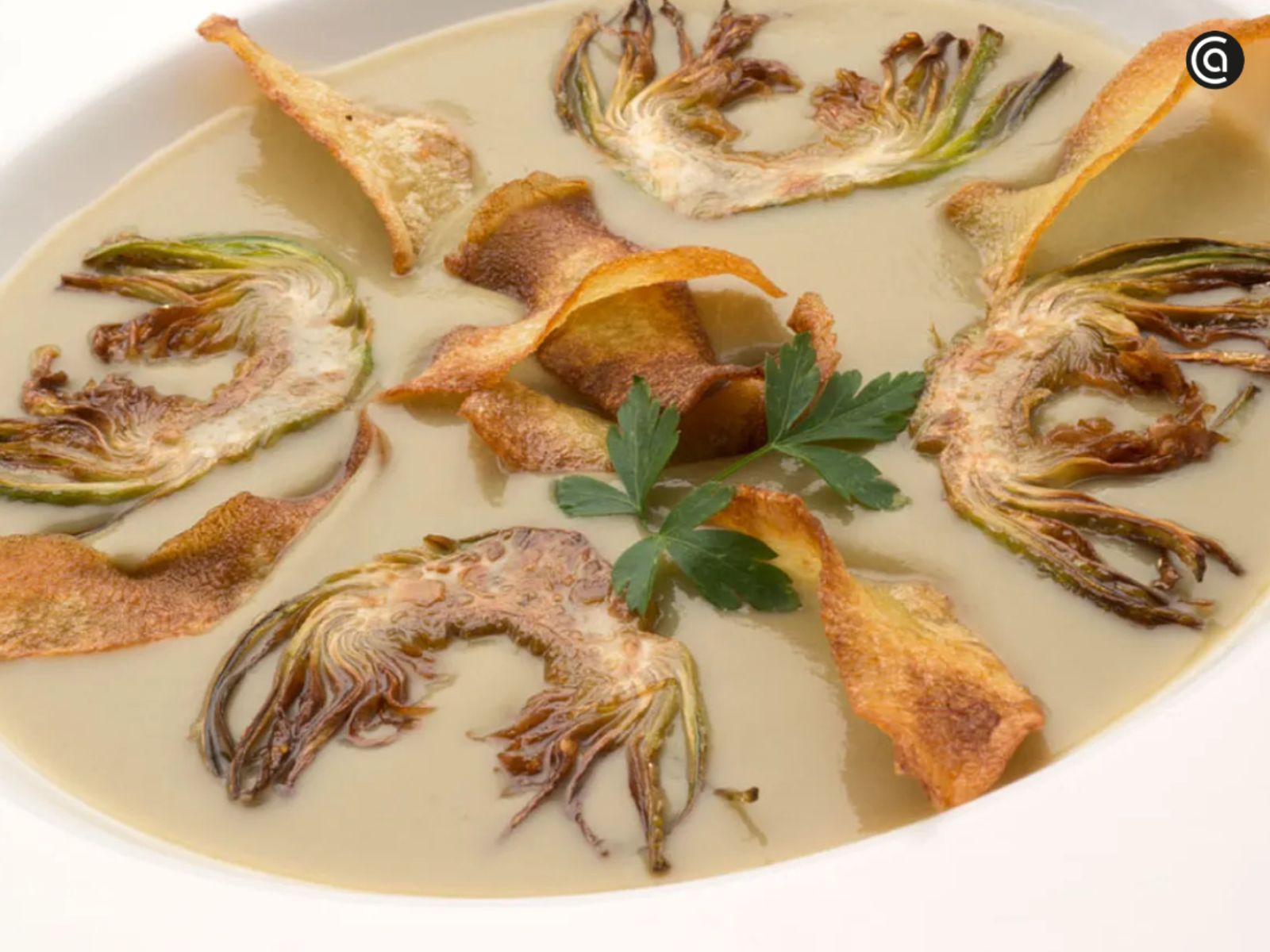 Suaves y reconfortantes, las cremas de alcachofa concentran todo el sabor de la huerta de invierno.