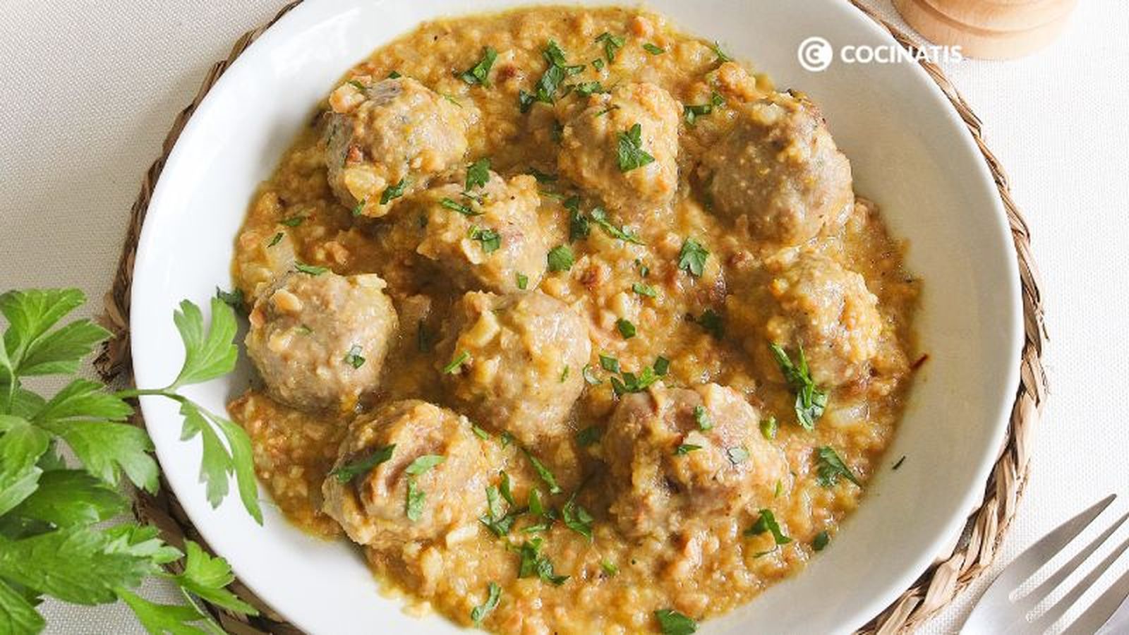 Albóndigas de carne con salsa de almendras Albóndigas de carne con salsa de almendras