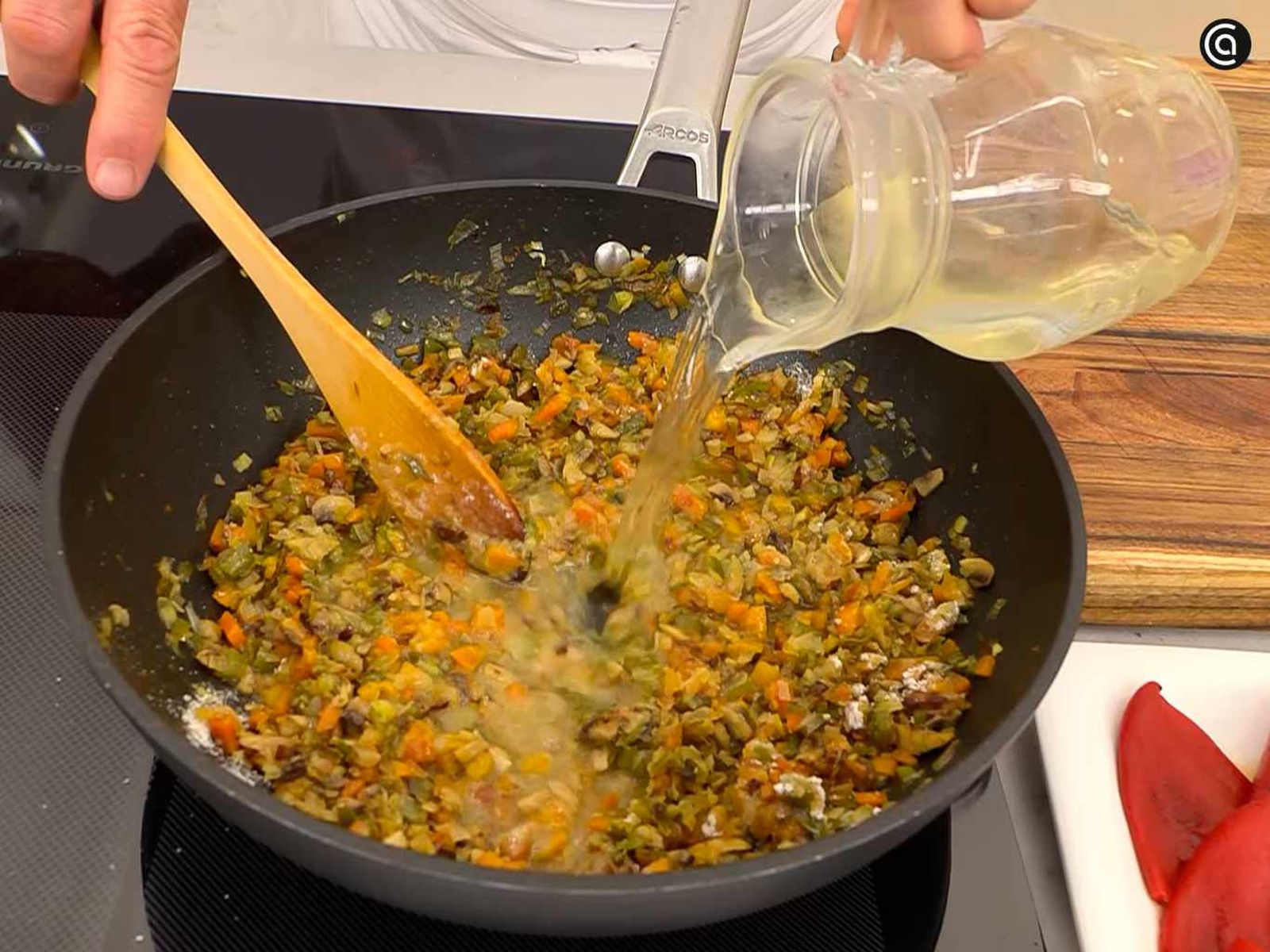 Incorpora la harina y el caldo de verduras Incorpora la harina y el caldo de verduras