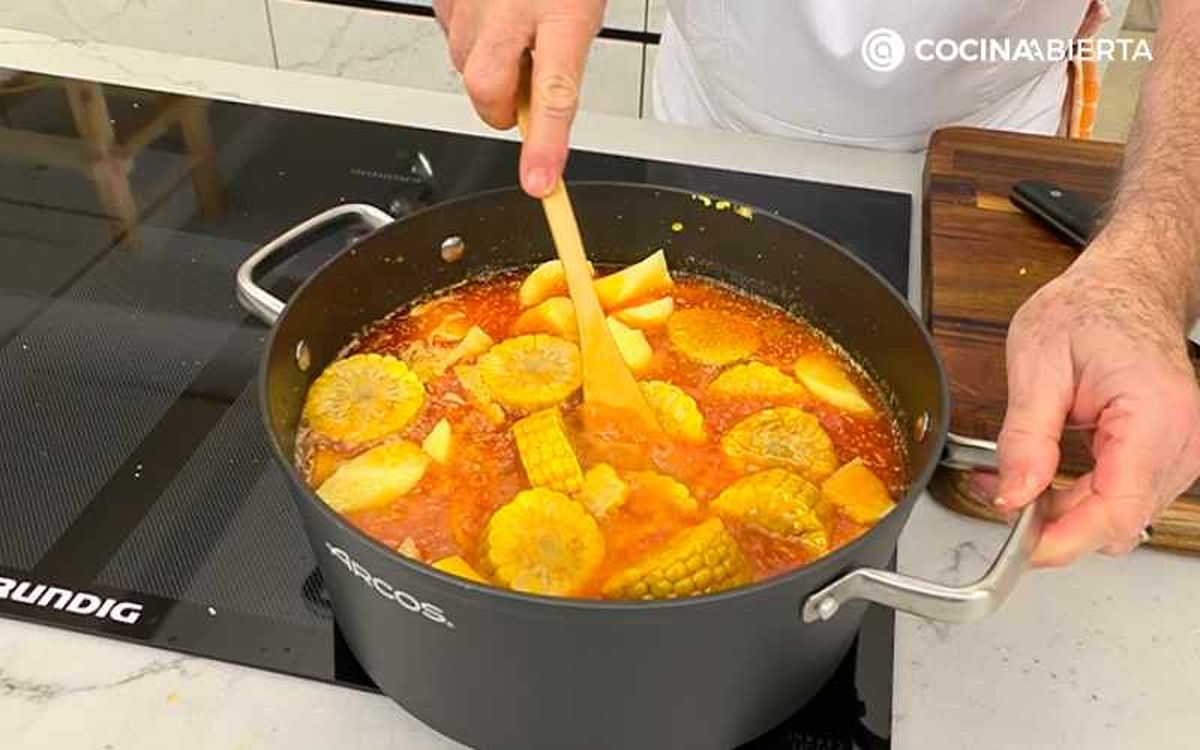 Añade las mazorcas de maíz