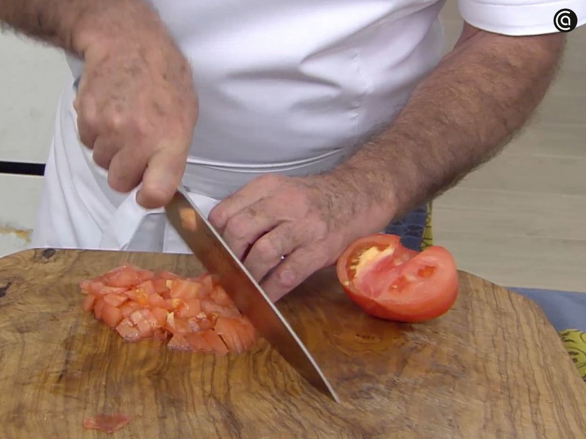 Incorpora el tomate y cocina unos minutos más para eliminar el exceso de humedad del relleno.
