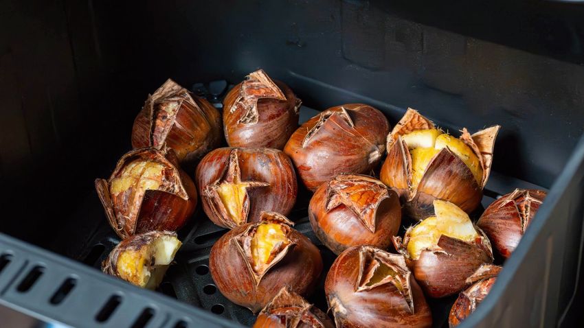 La piel de las castañas se desprende fácilmente tras unos minutos de cocción en la freidora de aire