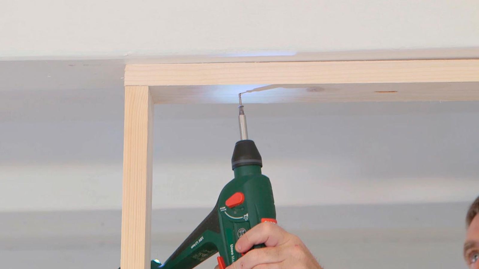 Cómo colocar un tabique de madera paso 4