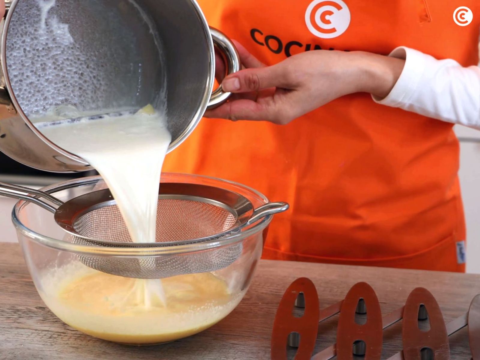 Colar la leche infusionada Colar la leche infusionada