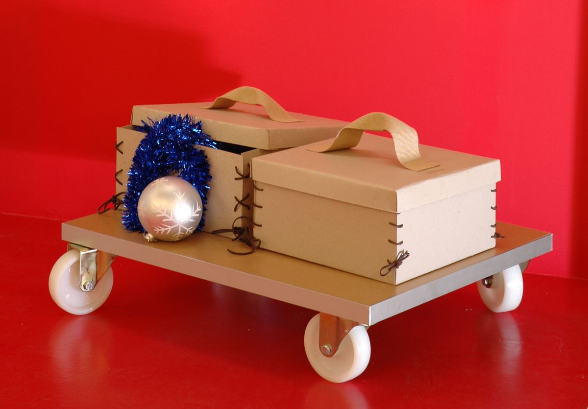 Mesa auxiliar y cajas de almacenaje