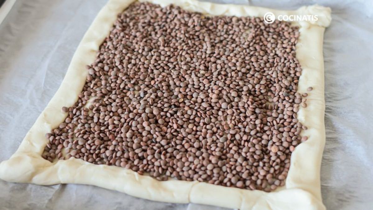 Agregamos peso con legumbres sobre el hojaldre