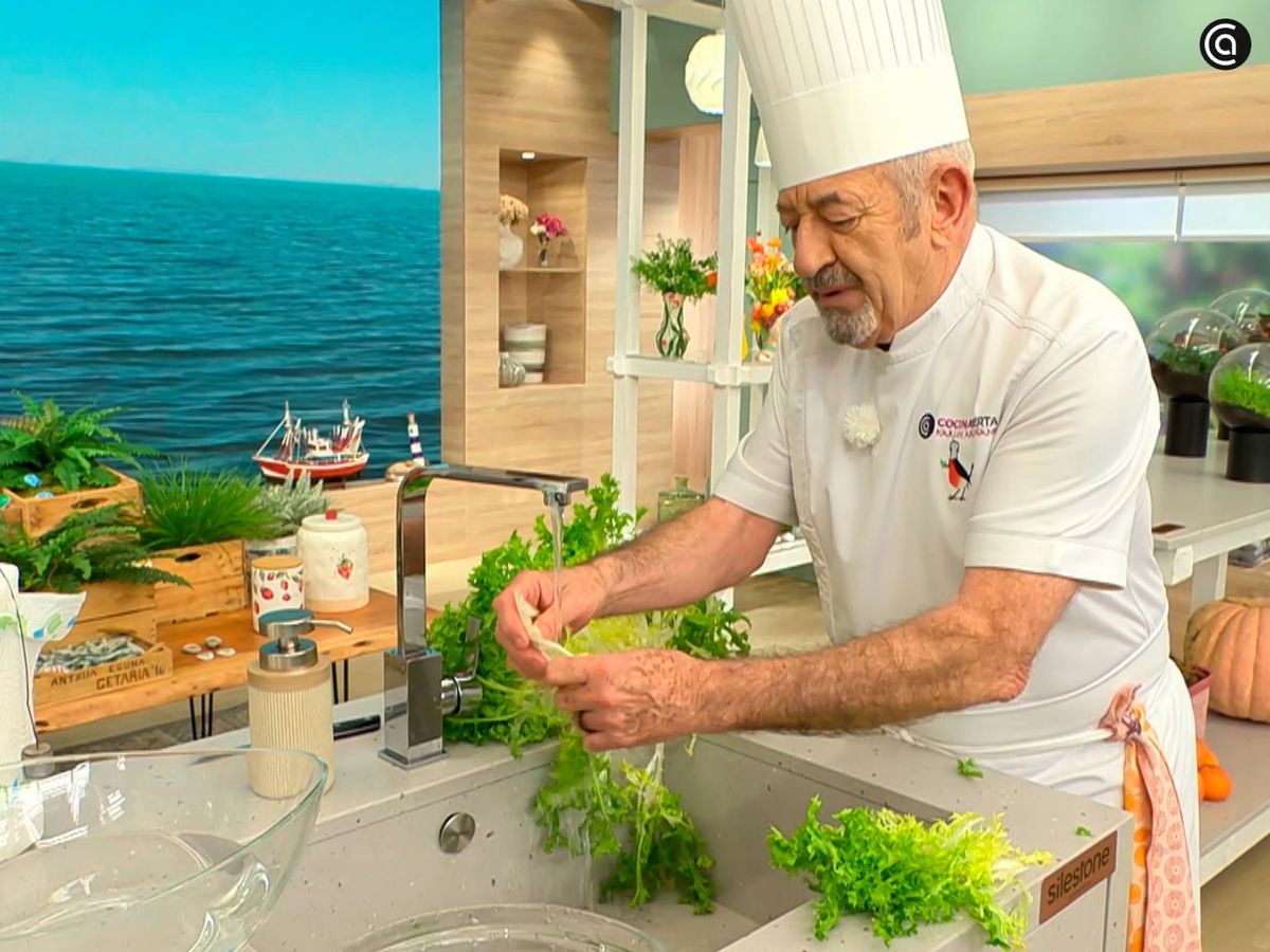 Lava la escarola y corta en trozos el mango y el aguacate