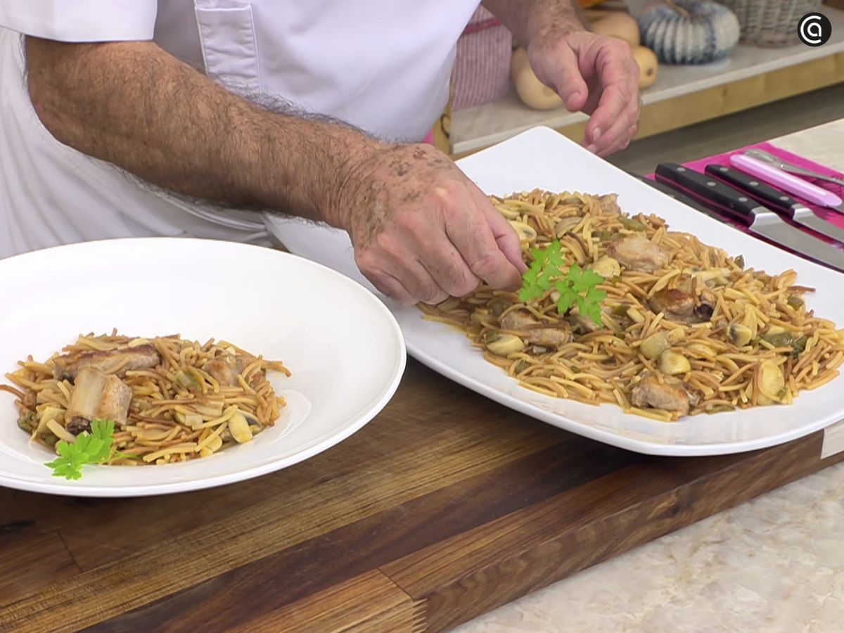 Sirve los fideos a la cazuela con costilla y decora con perejil