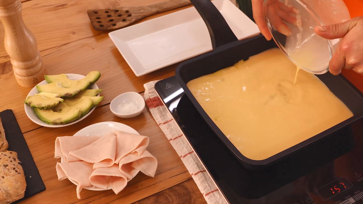 Receta de bocadillo de tortilla, aguacate y pavo  paso 2