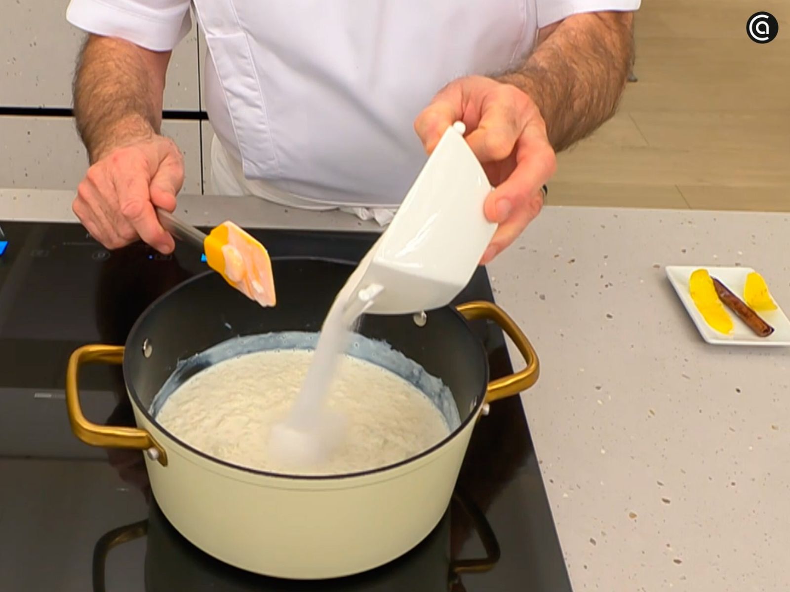 Añade el azúcar y deja cocinar unos minutos a fuego suave