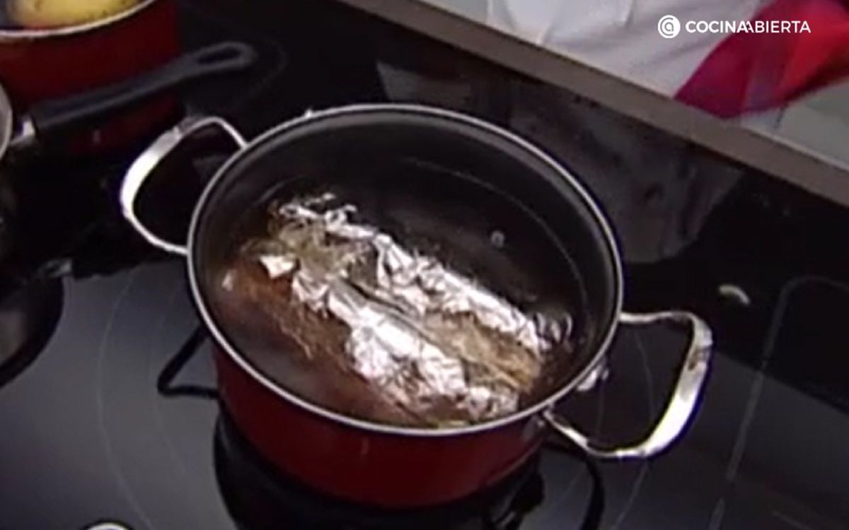 Cuece seis minutos en agua el rape envuelto en papel de aluminio