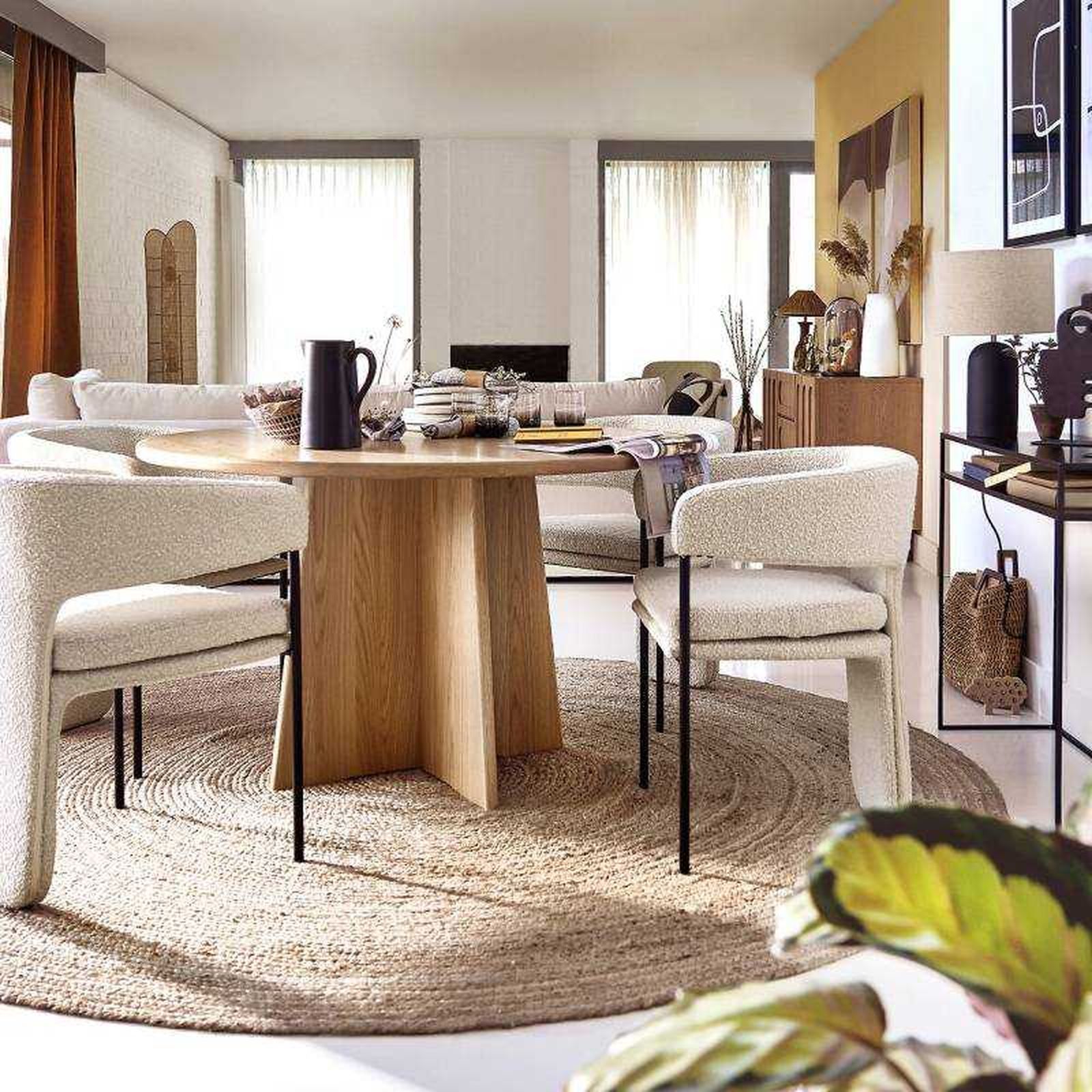 Salón comedor con mesa de madera y sillas de borreguito. Salón comedor con mesa de madera y sillas de borreguito.