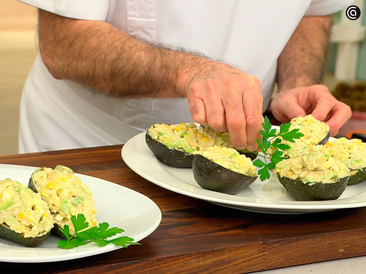 Rellena los aguacates y decora con una hoja de perejil