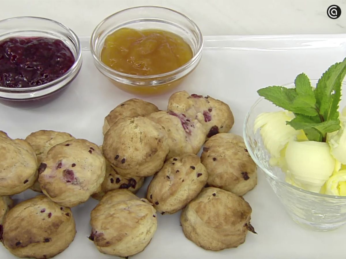 Sirve los scones con mantequilla y mermelada