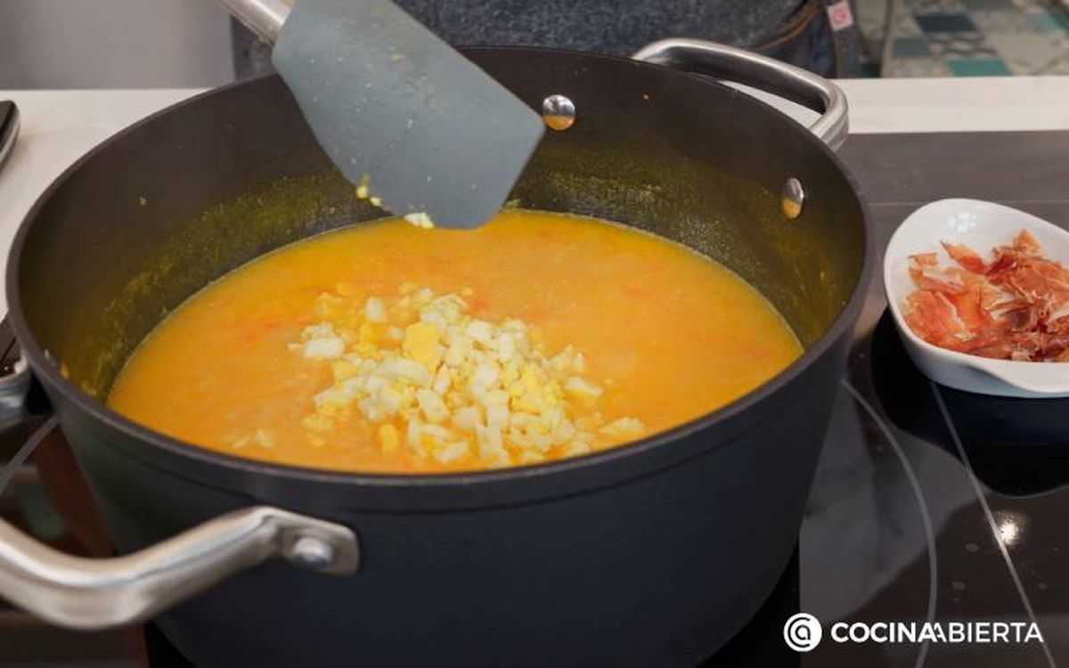 Elaboración de la receta de sopa con virutas de jamón - Añade el huevo cocido y el jamón ibérico