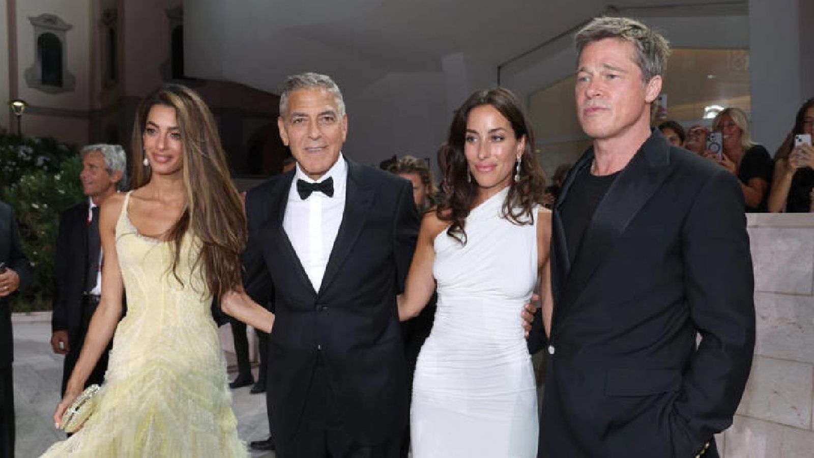 Amal y George Clooney junto a Inés de Ramón y Brad Pitt en el Festival de Venecia