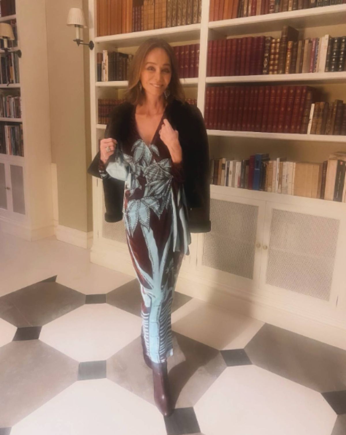 Isabel Preysler frente a su biblioteca privada.