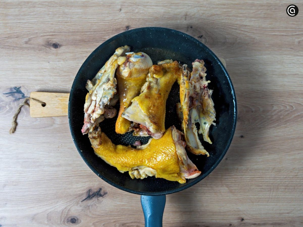Fríe la carcasa de pollo en una sartén hasta que quede dorada
