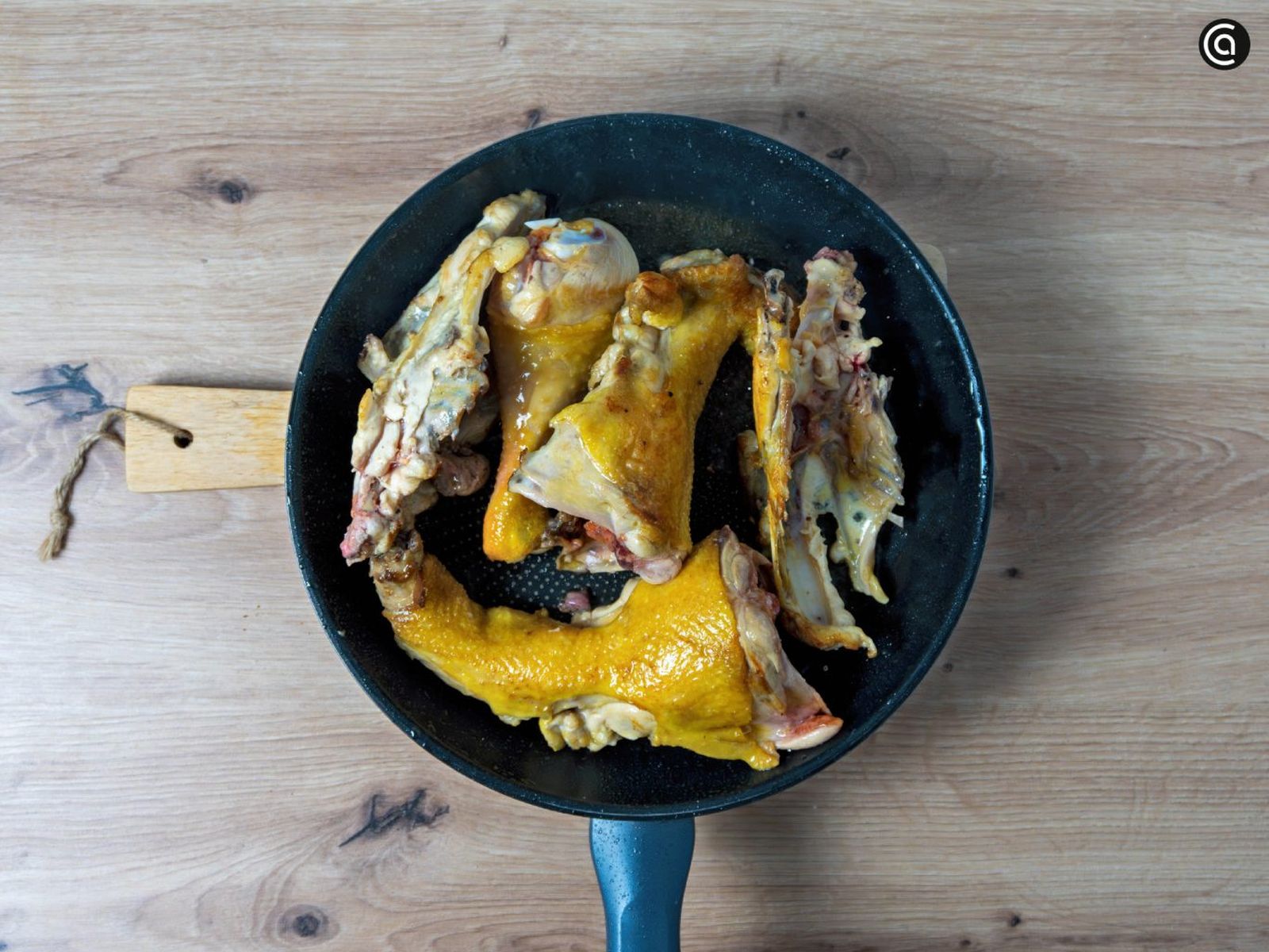 Fríe la carcasa de pollo en una sartén hasta que quede dorada