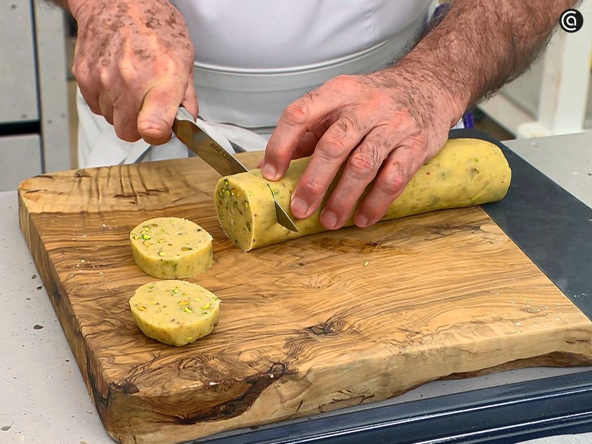 Corta las galletas de mantequilla con pistachos
