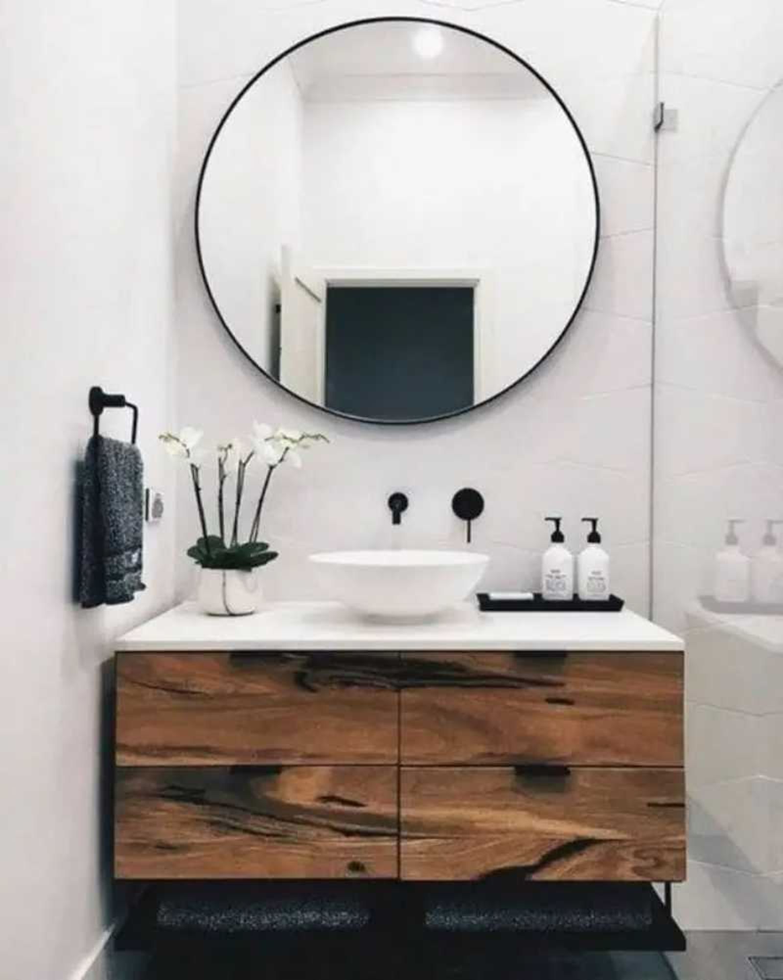 Baño con complementos con detalles en negro.